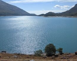 Le lac du Mont Cenis de près