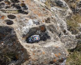 Galet déposé face au lac du Mont Cenis #vicpourlavie #trouvemongalet
